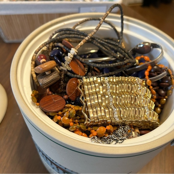 Mystery jewelry bucket - Picture 8 of 9